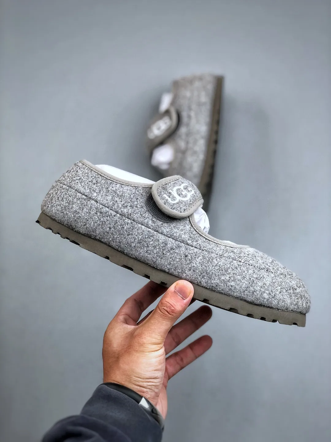 Local self-pickup 💰520 supports store release. The best-selling model on the entire network at the end of the year, UGG Mary Jane Mule slippers, 1.5CM thin sole, women's model, Xiaohongshu hot model, produced by a major foreign trade factory in Guangzhou, from toe to insole, real sheep fur, independent outer box packaging, craftsmanship, different from any version on the market, 1.5Ccm thin sole, independent original development of outsole, cashmere insole, keeping warm in winter, going out, and a very suitable choice for home use. This year uug launches a style series Partly catered to the preferences of young consumers, it has also moved to the forefront of fashion trends. Shoe body material: suede upper, 17mm UGGPURE™ implanted wool insole, lightweight non-slip and comfortable rubber outsole, with brand LOGO and trademark, with full packaging Size: 35-40